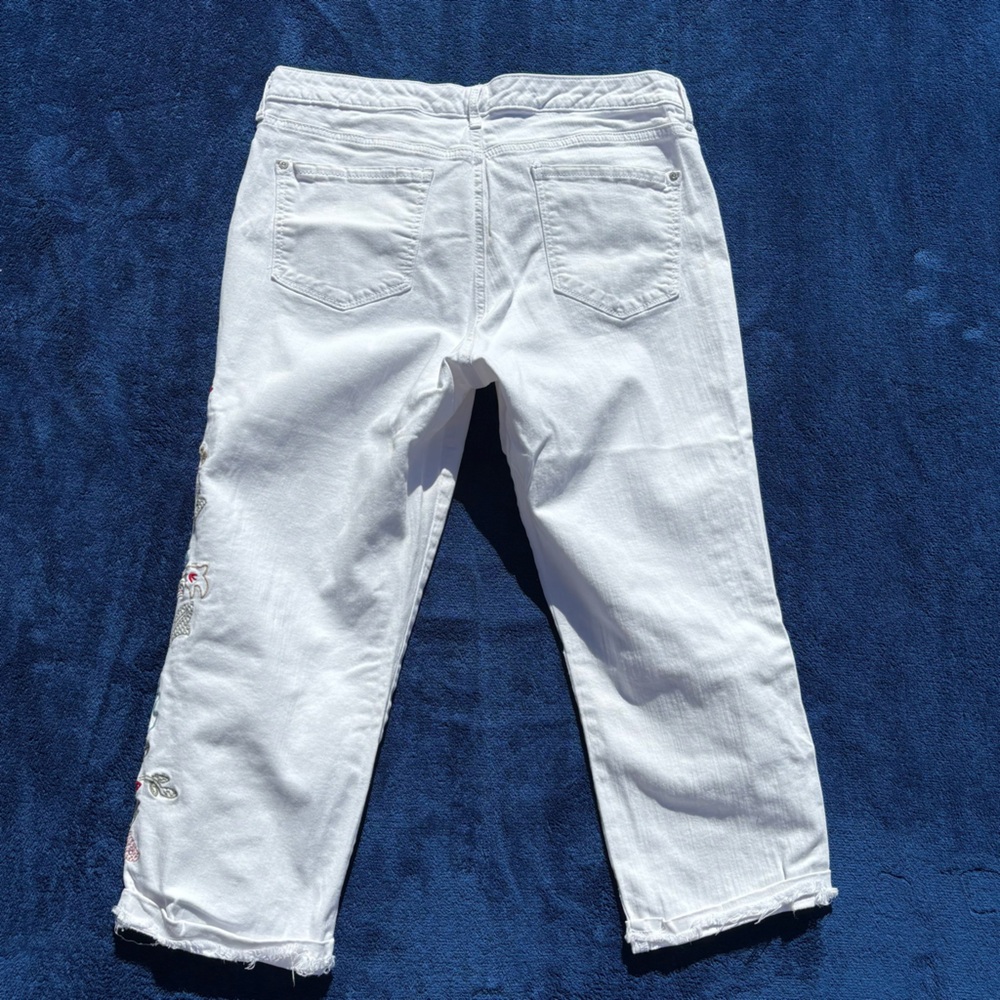 Nine West Jeans White Embroidered Chrystie Capri Women’s Size 14 💥Host Pick💥 - Picture 2 of 15
